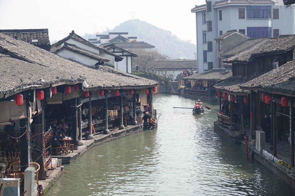 救援爱图画的男孩